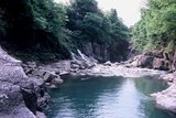 12.5. 2007 - Tedorigawa se tu zařezává do skalnatého kaňonu, jezdí se tu snad občas i na raftech.