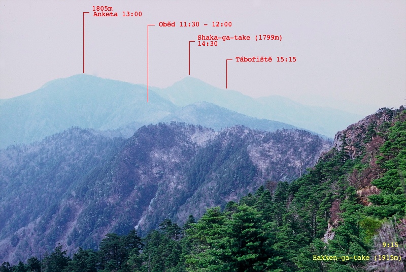 4.5. 2007 - Viditelnost pořád nic moc, ale pro představu, k tomu kopci v dálce musím dnes dojít. Pohled z Hakken-ga-take (1915m), což je nejvyšší vrchol pohoří.