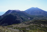 7.7. 2007 - Hókkaidó, Niseko, pohled z Nytonupyri (1080m) na východ na Iwaonupuri (1116m) a Niseko Annupuri (1308m)