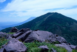 7.7. 2007 - Hókkaidó, Niseko, pohled z vrcholu Iwaonupuri (1116m) k východu na Niseko Annupuri (1308m), v pozadí i Yotei-zan (1893m)