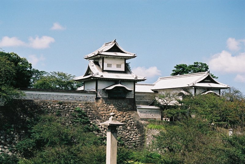 Kanazawský hrad, pohled zvenku, vpravo Ishikawská brána