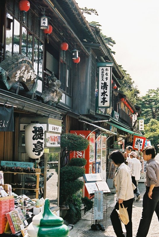 Kanazawa, obchůdky před zahradou Kenrokuen