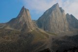 Špičaté skály v Tombstone Territorial park.