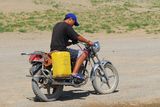 16.7. 2008 - Bulgan. Mongol, který si přijel na motorce pro vodu.