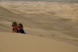 17.5. 2008 - Chongorin Els čili Zpívající duny. Příprava na hromadnou fotku, tady se holky pěkně smějou.