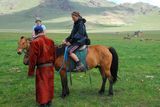 23.7. 2008 - Terchín Cagán núr. Co určitě nemůžete v Mongolsku vynechat je jízda na koni. Bláža sedí na svém koni, který ještě drží jeden z naších průvodců.