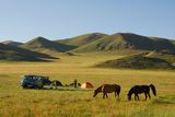 23.7. 2008 - Terchín Cagán núr. To je náš tábor, Altan nás pochopitelně neopustil a koně se jen tak pasou navázaní na dlouhém provaze.