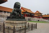 30.7. 2008 - Peking, Zakázané město. Lev před branou Nejvyšší harmonie.