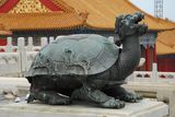 30.7. 2008 - Peking, Zakázané město. Želva u síně Nejvyšší harmonie.