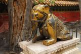 30.7. 2008 - Peking, Zakázané město. Socha slona v Císařských zahradách.