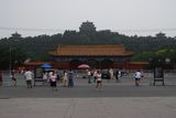 30.7. 2008 - Peking, Zakázané město. Pohled na park Džingšan od brány „Božské statečnosti” („Divine Prowess”, nevím jako to lépe přeložit). Park je rozložen na umělém kopci, nahoře jsou nějaké budovy.