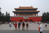 30.7. 2008 - Peking, Zakázané město. Bláža, Honza, Jens a Linda před branou „Božské statečnosti” („Divine Prowess”, pořád nevím, jak to přeložit).