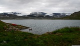 Pohled od Finse přes jezero na ledovec Hardangerjøkulen.