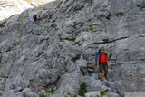 Kamča s Peťulkou sestupují další z mnoha skalních prahů.