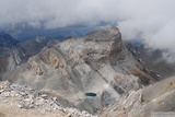 Pohled z vrcholu Monte Perdida k El Cilindro a Lago Helada pod ním. 