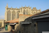 Katedrála v Carcassonne schovaná za domy.