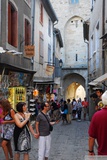 Carcassonne. Jak se blížilo poledne, uličky se zaplňovaly turisty.