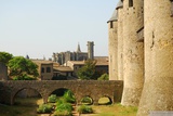 Carcassonne. Na kraji města je uvnitř hradeb citadela, oddělená od města příkopem. V pozadí je katedrála.