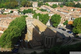 Carcassonne. Pohled dolů na kostel pod historickým městem.
