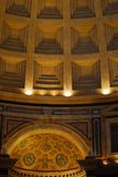 15.9.2008 - Pantheon, takhle vypadá jedna z největších kupolí světa zevnitř.
