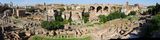 Pohled z Palatinu dolů na forum Romanum od Titova oblouku vpravo k oblouku Septimia Severa nalevo