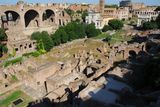 Pohled z Palatinu dolů na forum Romanum s Titovým obloukem napravo a zbytky Konstantinovy baziliky v pozadí (ta obří stavba).