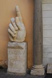 Muzeum na kapitolu. Zbytek obří sochy Konstantina, prvního křesťanského římského císaře. Sloup vpravo pro srovnání je vysoký asi jako dveře.
