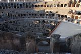 Koloseum zevnitř, pohled dolů na to, co se normálně skrývalo pod podlahou arény.