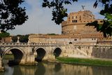 18.9. 2008 - Andělský hrad (<em>Castel Sant'Angelo</em>) za Andělským mostem (<em>Ponte S. Angelo</em>).