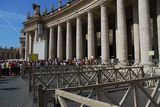 18.9. 2008 - Vatikán. Sloupoví na náměstí sv. Petra a dav lidí hrnoucí se k bazilice.