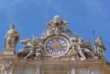 18.9. 2008 - Vatikán. Hodiny na té sloupové kolonádě, která obklopuje náměstí sv. Petra.