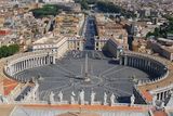 18.9. 2008 - Vatikán. Pohled z vrcholku kupole baziliky sv. Petra na náměstí sv. Petra