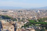 18.9. 2008 - Vatikán. Pohled z vrcholku kupole baziliky sv. Petra na Řím. Kupole uprostřed patří Pantheonu, s trochou fantazie můžete zahlédnout i Koloseum poblíž zeleného fleku vpravo uprostřed.