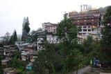 Klášter Dali v mlhách na kraji Darjeelingu.