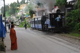 Parní vláček na silnici u Darjeelingu.