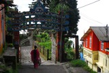 Vstup k chrámu Dhirdham u nádraží v Darjeelingu.