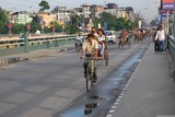 Most přes řeku v Siliguri. I díky kolům a rikšám to tu vypadá spíše jako v Indii než v Darjeelingu.