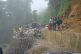Z Darjeelingu jsme se vydali do Sikkimu. Cestou se sesula silnice (jak se v těchto krajích často děje), a než ji opraví, musí se kus přejít pěšky.