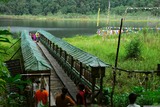 Jezero Khechupuri. K jezeru vede přístupová cesta obklopená modlitebními mlýnky.