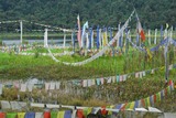 Jezero Khechupuri. Všude kolem něj visí spousta vlajek.