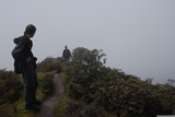 Dnešní den jsme měli jako aklimatizační, celý den byla mlha, a tak jsme vylezli jen na kopeček Dzongri před námi. Petr M. a Sebastian, Francouz, který se k nám přidal do skupiny. 