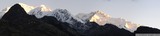 Dnes ráno se konečně udělalo hezky, a tak se vyplatilo vyjít na vrch Dzongri na východ slunce. Odtud jsme měli krásný rozhled nejen na Kanchendzongu.