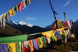 Vlaječky na vrchu Dzongri s Kanchendzongou v pozadí.