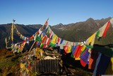 Vlaječky na vrchu Dzongri.