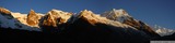 Dnes ráno došlo k vyvrcholení naší cesty, neboť jsme asi ve tři vyrazili vzhůru v naději, že zachytíme krásné výhledy na Kanchendzongu a Goecha-la. Na východ slunce jsme to nahoru pochopitelně nestihli, ale i cestou krásně nasvěcoval okolní hory.