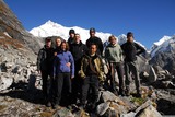 Tak to je celá naše skupina v Goecha-la s Kanchendzongou v pozadí. Honza, Jirka, Katka, Petr M., Petr G., Kunzan, Sebastian, Ida a SU.