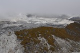 Ledovec tekoucí z hor do údolí, pro samý prach a kamení jeho led není téměř vidět.