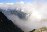 Nahoru jsme šli mlhou, ale když jsme došli na vrchol Jahňacího štítu, vítr mraky rozfoukal.